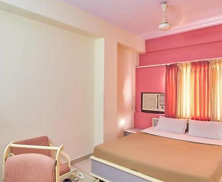 Hotel Aditya Rajkot Εξωτερικό φωτογραφία
