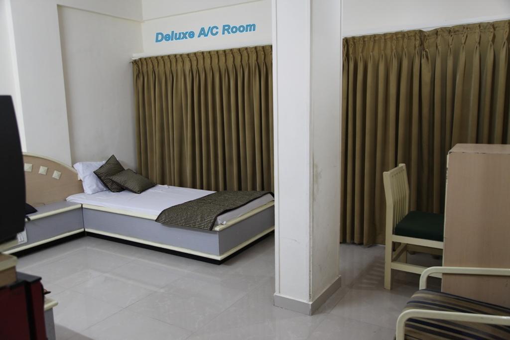 Hotel Aditya Rajkot Εξωτερικό φωτογραφία